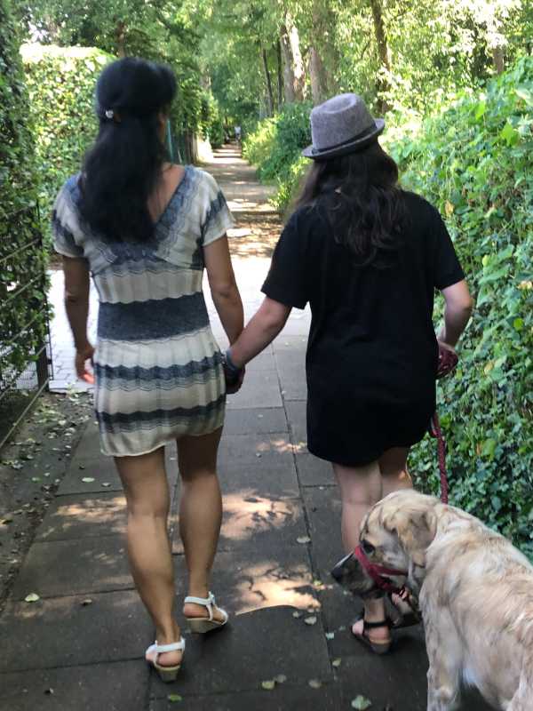Familie geht spazieren mit Hund